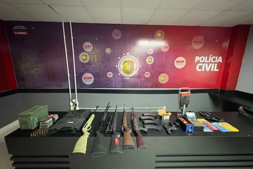 
				Operação prende suspeito de atirar em motorista por app na Jatiúca e apreende arsenal com fuzis e pistolas
			
			