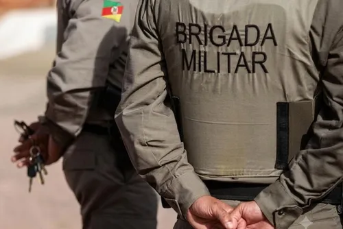 
				PM interrompe ataque e mata dois homens em casa de vizinho
			
			