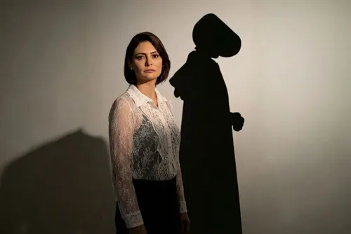 
				Por que Michelle Bolsonaro está sendo comparada a Serena Joy, de O Conto da Aia?
			
			