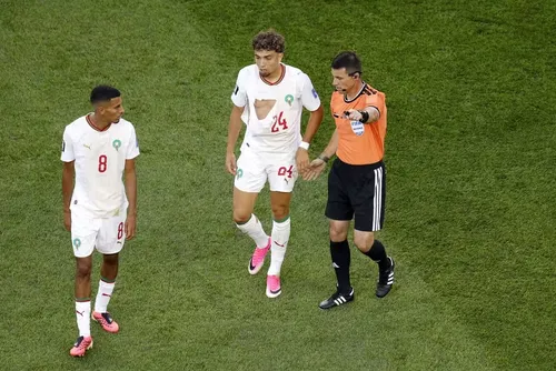 
				Primeira semana da Copa tem "epidemia" de camisas rasgadas
			
			