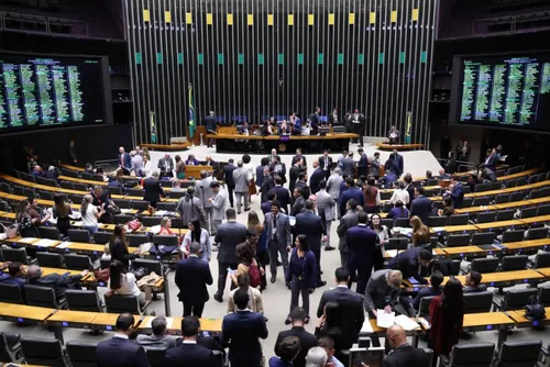 
				Na Câmara, 81% dos deputados alugam carrões
			
			