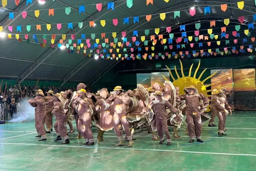 
				Quatro quadrilhas levaram cultura, história e emoção ao tablado do Forró & Folia 2026
			
			