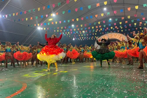 
				Quatro quadrilhas levaram cultura, história e emoção ao tablado do Forró & Folia 2026
			
			