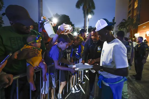 
				Seleção é recebida com festa em Fort Lauderdale antes de duelo contra a Escócia
			
			
