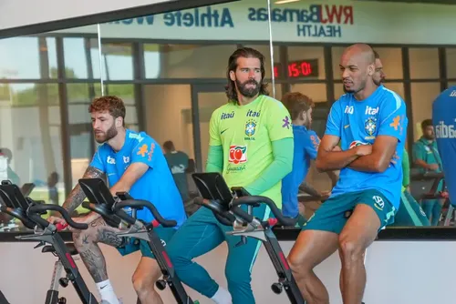 
				Sem Alisson, treino do Brasil tem Neymar em ritmo acelerado
			
			