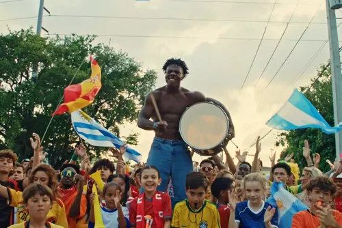 
				Streamer faz música para Copa do Mundo e Internet classifica como "melhor que a oficial"
			
			