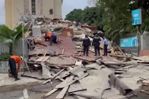 
				Terremoto: Equipes desafiam o tempo em busca de sobreviventes
			
			