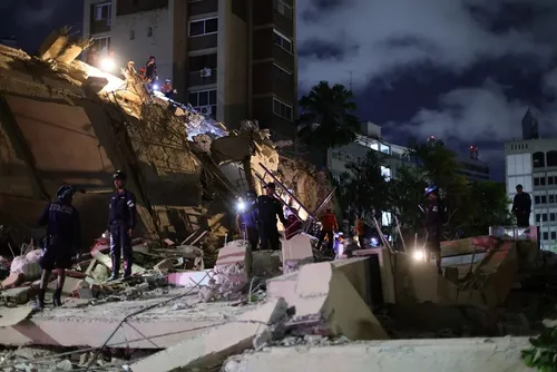 
				Terremotos na Venezuela: Agência dos EUA estima de 10 mil a 100 mil mortos
			
			