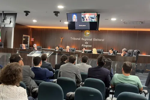 
				TRE-AL mantém cassação de prefeito e vice de Piaçabuçu por abuso de poder político e econômico
			
			
