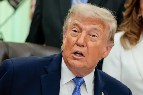 
				Trump diz que Irã está "errado" ao negar compromisso com inspeção nuclear
			
			
