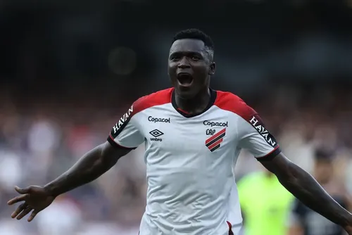 
				Viveros decide, Athletico vence o Remo e entra no G4 do Brasileirão
			
			