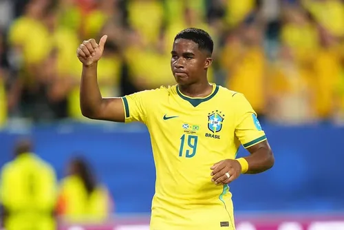 
				Web fica chocada com detalhe usado por Endrick em campo
			
			