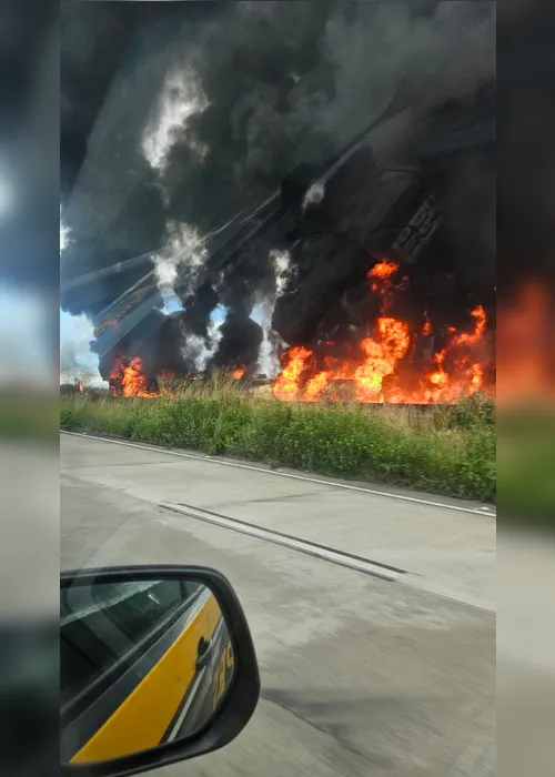 
				Caminhão tomba e explode na BR-101; rodovia é interditada nos 2 sentidos
			
			