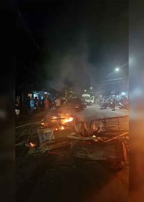 
				Caso Maxsoell: família fecha AL-101 Norte em protesto e cobra respostas sobre desaparecimento
			
			