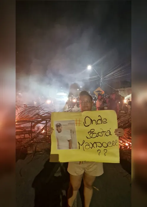 
				Caso Maxsoell: família fecha AL-101 Norte em protesto e cobra respostas sobre desaparecimento
			
			