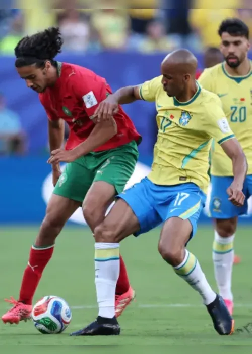 
				Com chuteira preta e sem clube, Fabinho é testado como titular na seleção
			
			