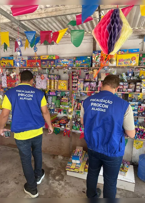 
				Comerciantes são flagrados vendendo fogos irregulares em feira livre de Penedo
			
			