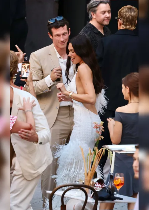
				Dua Lipa e Callum Turner iniciam casamento de 3 dias na Itália; veja vídeos
			
			