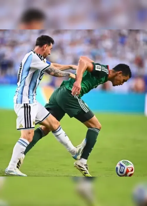 
				'Falta grosseira': imprensa da Argélia detona juiz por não expulsar Messi
			
			