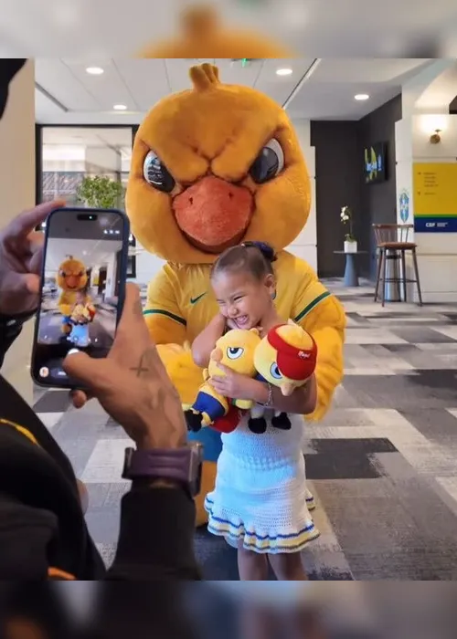 
				Filha de Neymar e Bruna Biancardi encanta ao conhecer mascote da Seleção Brasileira
			
			