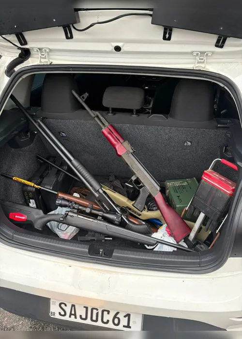 
				Fuzis, pistolas, munições: veja imagens de operação que apreendeu arsenal no Farol
			
			