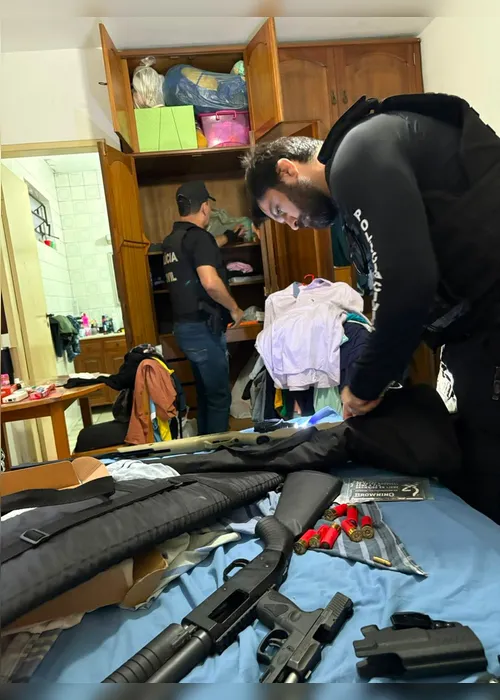 
				Fuzis, pistolas, munições: veja imagens de operação que apreendeu arsenal no Farol
			
			