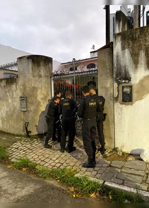
				Fuzis, pistolas, munições: veja imagens de operação que apreendeu arsenal no Farol
			
			