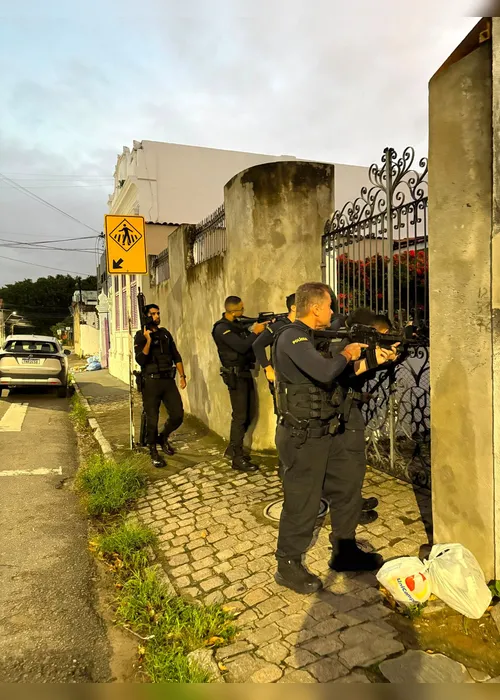 
				Homem preso por atirar em motorista por app já havia sacado arma em bar
			
			