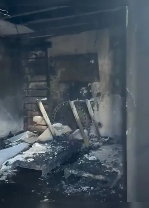 
				Imagens mostram estragos causados por incêndio em academia de prédio na Pajuçara
			
			