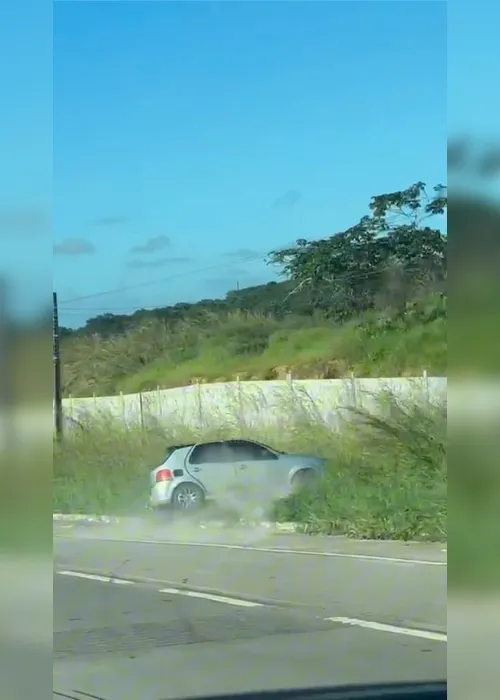 
				Motorista de van de prefeitura é preso após discussão de trânsito terminar em capotamento
			
			
