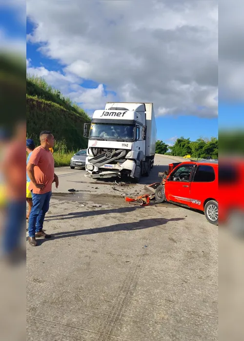 
				Motorista morre após colisão entre carro e carreta na BR-101, em Novo Lino
			
			