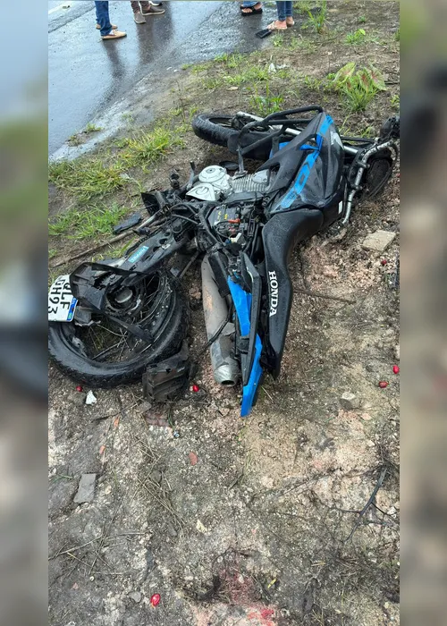 
				Mulher morre e outra fica ferida após colisão entre moto e veículo na AL-220
			
			