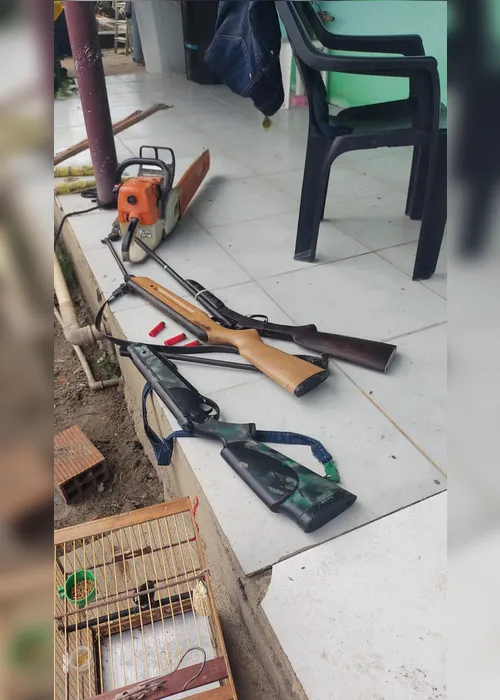 
				PM apreende armas, resgata 60 aves e encerra abate clandestino no interior de AL
			
			