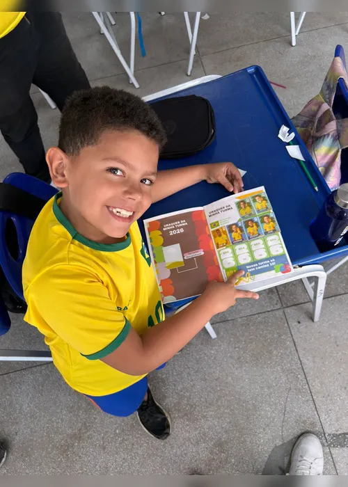
				Aluno diz que não pode comprar álbum da Copa, e professor cria versão especial para toda a turma
			
			