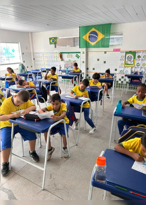 
				Aluno diz que não pode comprar álbum da Copa, e professor cria versão especial para toda a turma
			
			