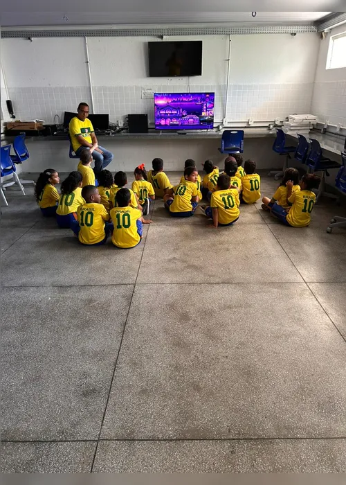 
				Aluno diz que não pode comprar álbum da Copa, e professor cria versão especial para toda a turma
			
			