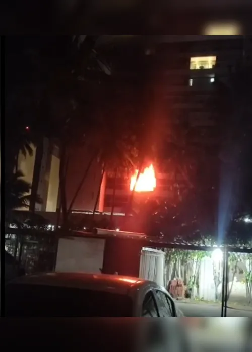 
				Correria e pânico: incêndio em apartamento na orla mobiliza bombeiros e assusta moradores
			
			