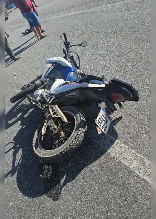
				Vídeo mostra momento em que motociclista bate em carro na BR-101
			
			