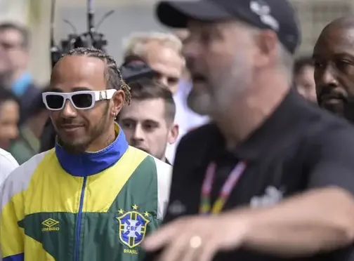 Inglês, Hamilton revela que torcerá para Seleção Brasileira na Copa: 'Minha favorita'