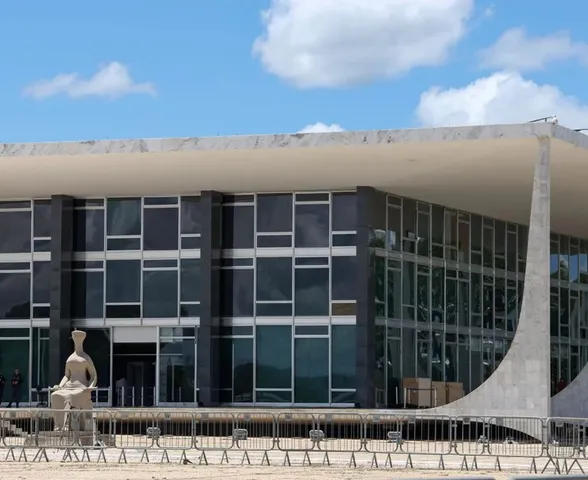Advogado aciona STF contra papa, Lula e Bolsonaro por rede de “clones”