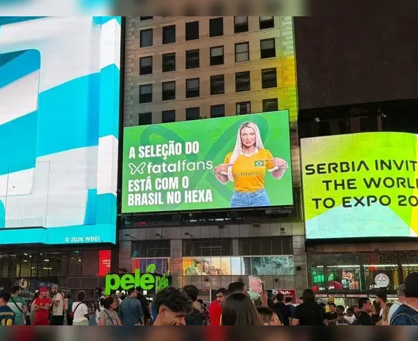 Andressa Urach rebate críticas após campanha na Times Square com camisa do Brasil