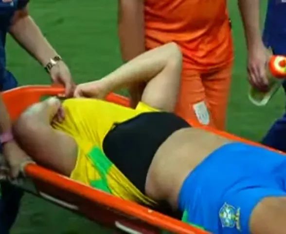 Atacante da Seleção Feminina sai de maca e aos prantos após dividida