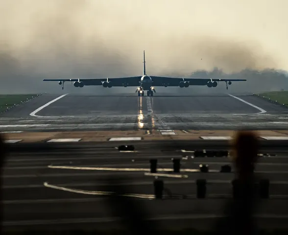 Avião militar cai após decolagem nos EUA, dizem militares