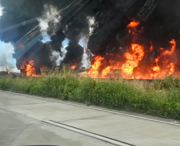 Caminhão tomba e explode na BR-101; rodovia é interditada nos 2 sentidos