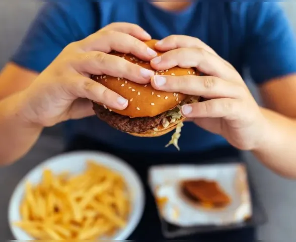 Comer tarde da noite pode causar um verdadeiro caos na sua saúde; entenda