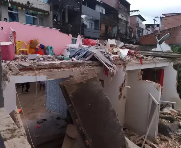 Criança de 9 anos fica soterrada após imóvel desabar em Salvador