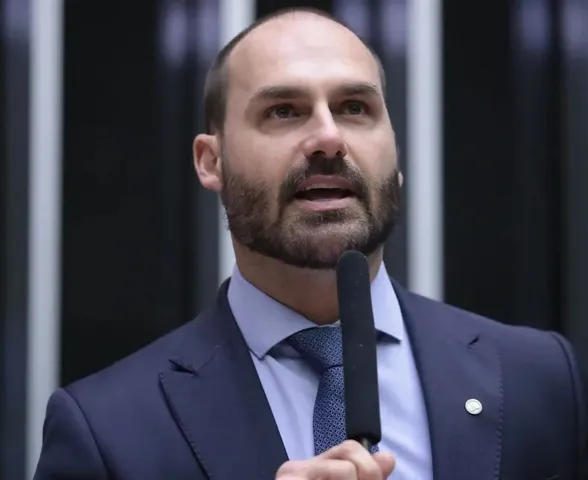 Defensoria pede adiamento de julgamento de Eduardo e cita risco de empate