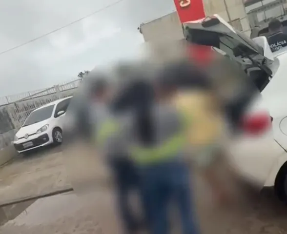 Disfarçados, policiais prendem homem que tentou matar irmão com golpes de vidro