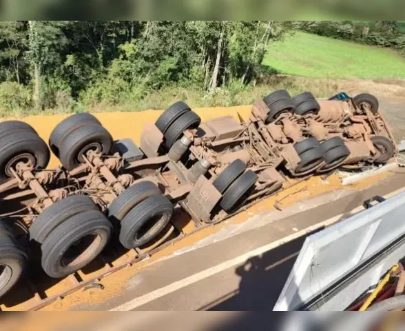 Esposa de motorista morre soterrada por carga de caminhão que tombou