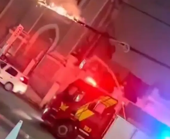 Fiação pega fogo e assusta pedestres na Praça dos Martírios